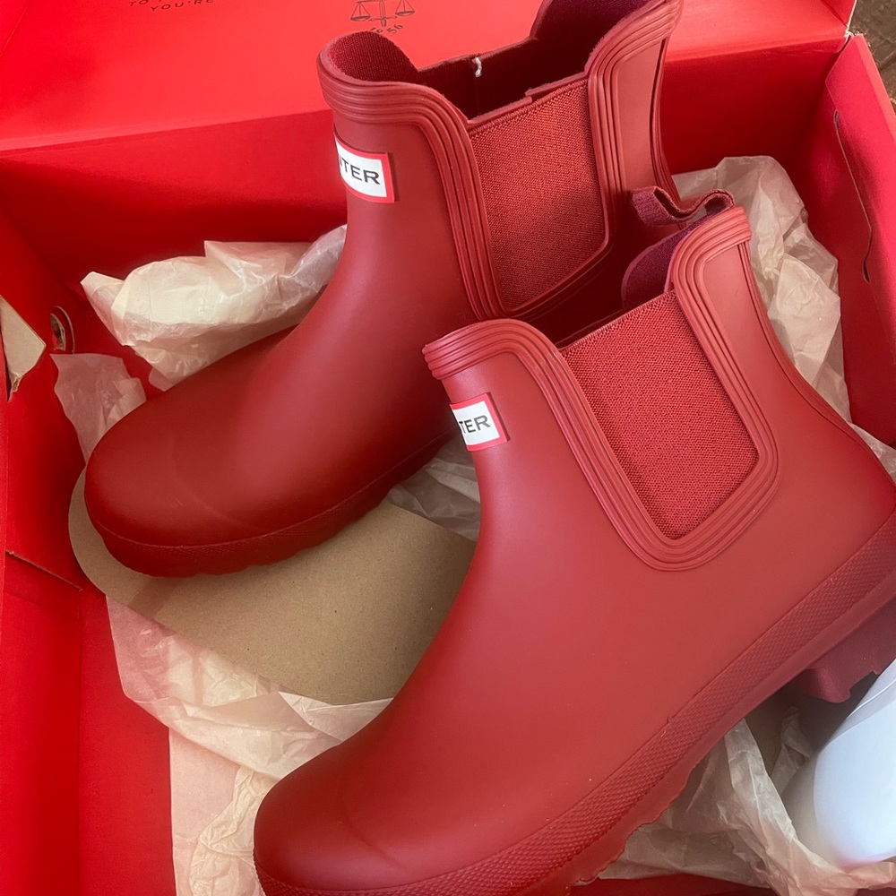 NWT HUNTER Chelsea boots Military red